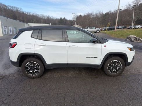 Used 2025 Jeep Compass Trailhawk image 3