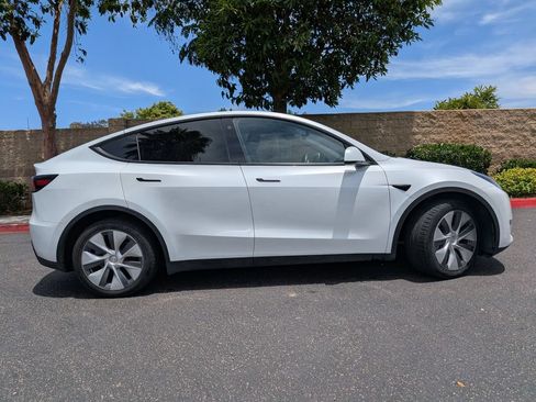Used 2023 Tesla Model Y Long Range AWD/4WD image 9
