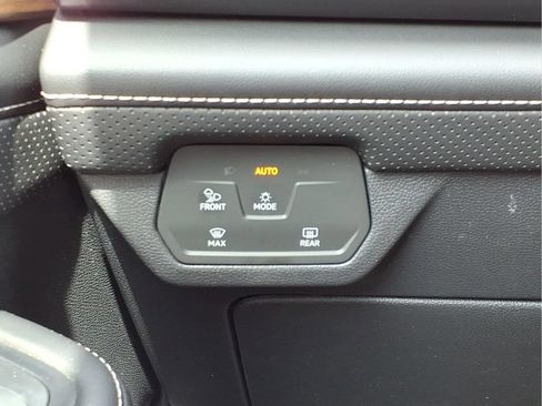 Used 2024 Volkswagen Atlas SE AWD/4WD image 14