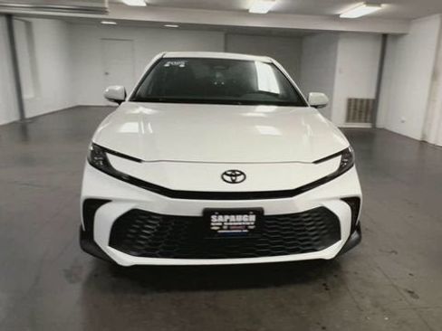 Used 2025 Toyota Camry SE image 3