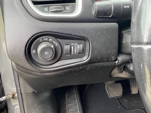 Used 2021 Jeep Renegade Latitude FWD image 11