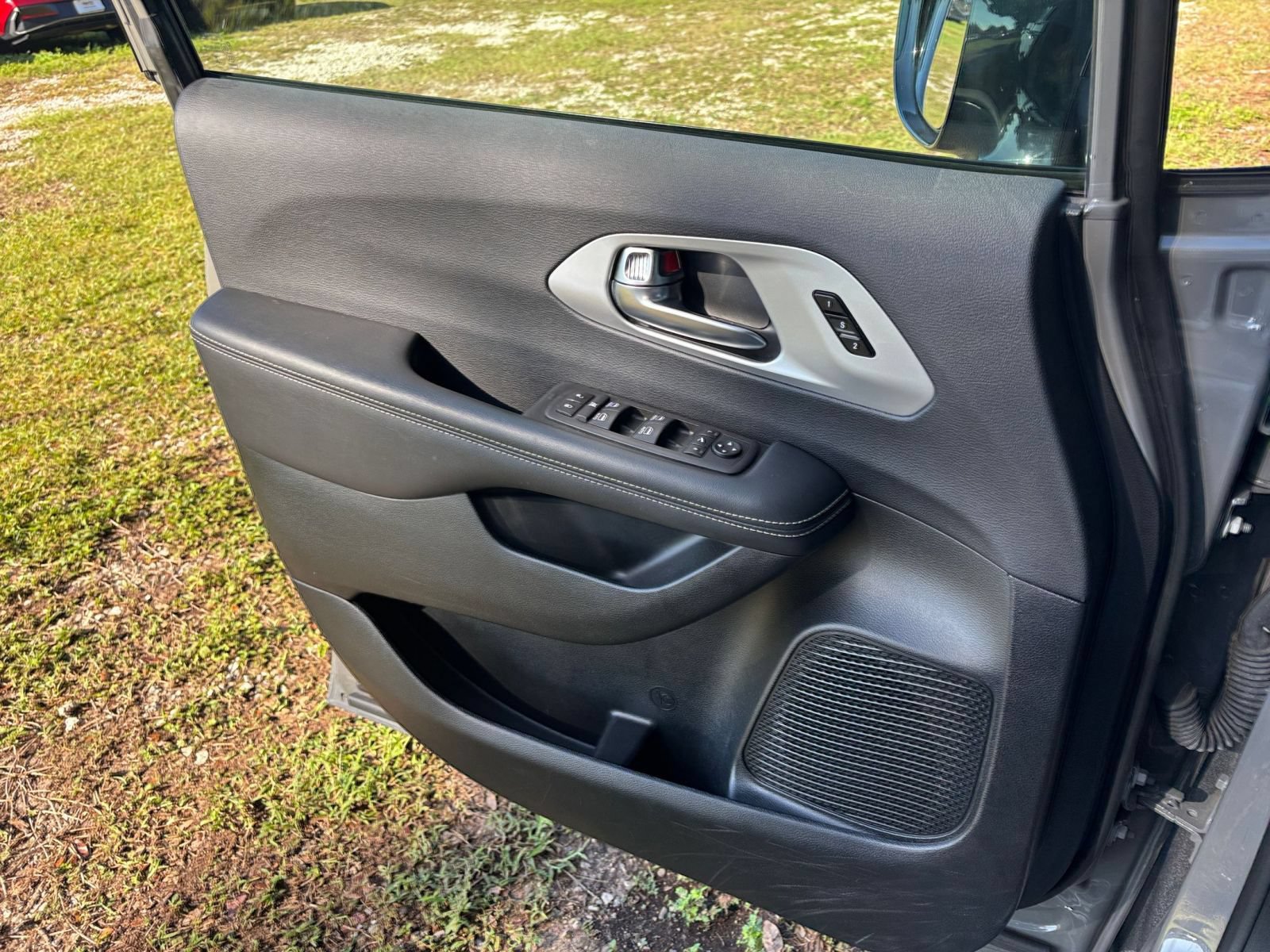 Used 2025 Chrysler Pacifica Limited FWD image 18