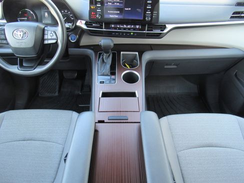 Used 2022 Toyota Sienna LE image 22