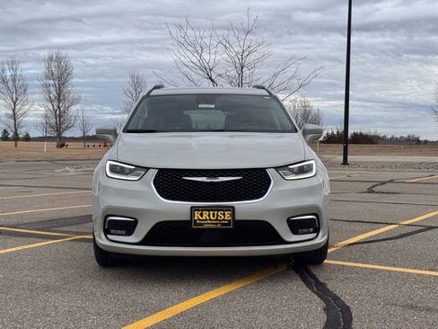 Used 2021 Chrysler Pacifica Touring w/ Uconnect Theater Family Group image 37