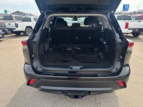 Used 2024 Toyota Highlander LE AWD/4WD image 7