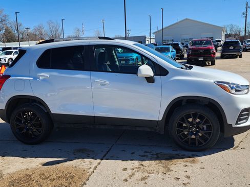 Used 2022 Chevrolet Trax LT w/ Sport Edition image 4