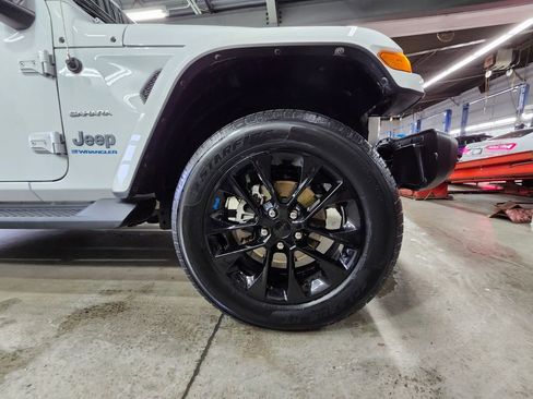 Used 2023 Jeep Wrangler Unlimited Sahara w/ Cold Weather Group image 16