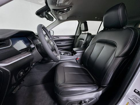 Used 2023 Jeep Grand Cherokee Limited image 13