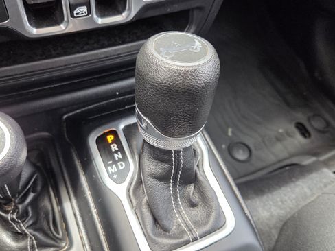 Used 2018 Jeep Wrangler Unlimited Sahara AWD/4WD image 14