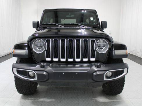 Used 2018 Jeep Wrangler Unlimited Sahara w/ Dual Top Group AWD/4WD image 3