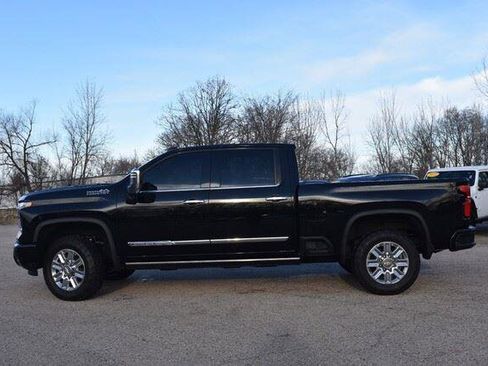 Used 2025 Chevrolet Silverado 2500 High Country w/ High Country Premium Package AWD/4WD image 3