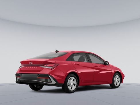 Used 2024 Hyundai Elantra SE FWD image 3