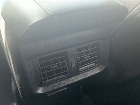 Used 2022 Toyota Venza XLE image 22