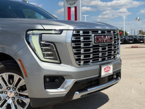 Used 2025 GMC Yukon Denali AWD/4WD image 3