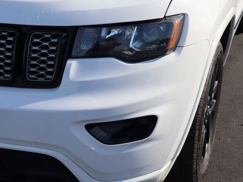 Used 2018 Jeep Grand Cherokee Altitude image 11