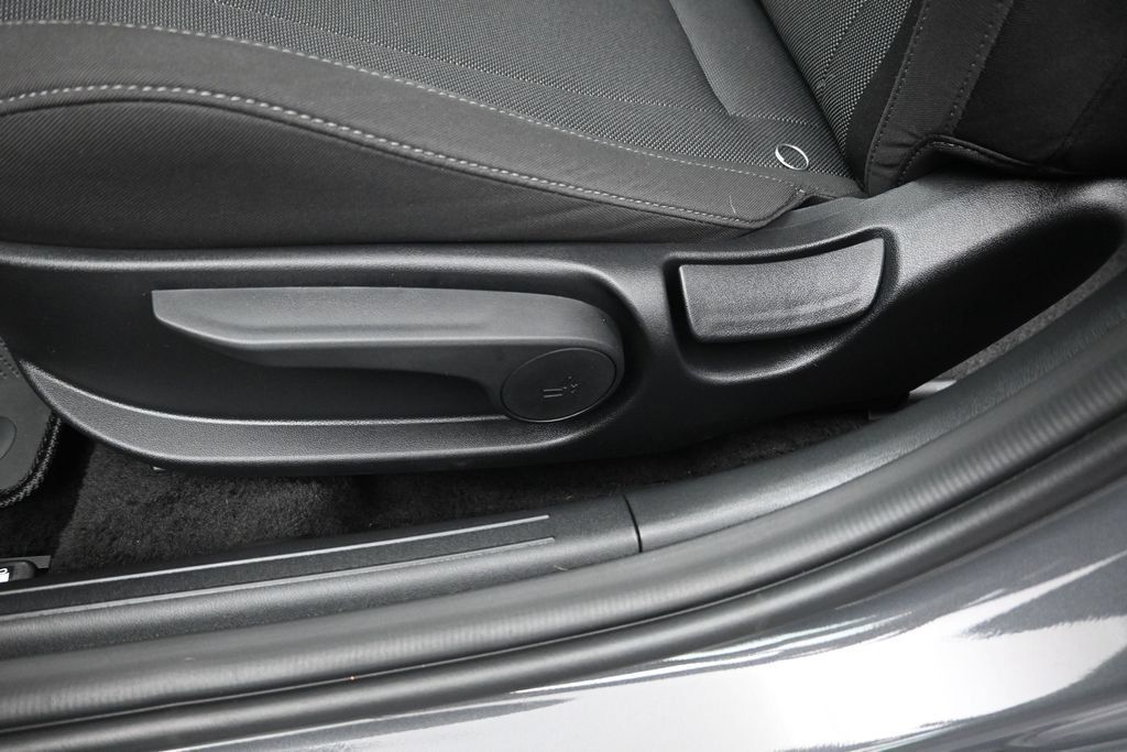 Used 2025 Hyundai Elantra SE FWD image 22