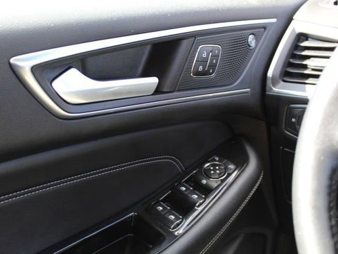 Used 2020 Ford Edge Titanium image 21