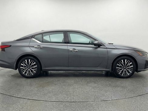 Used 2025 Nissan Altima 2.5 SV FWD image 11