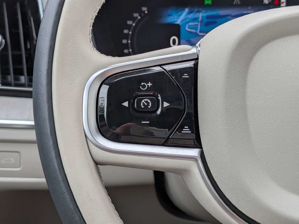 Certified 2025 Volvo XC60 B5 Plus w/ Protection Package Premier AWD/4WD image 32