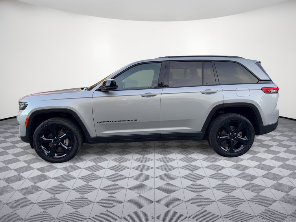 Used 2024 Jeep Grand Cherokee Altitude AWD/4WD image 2