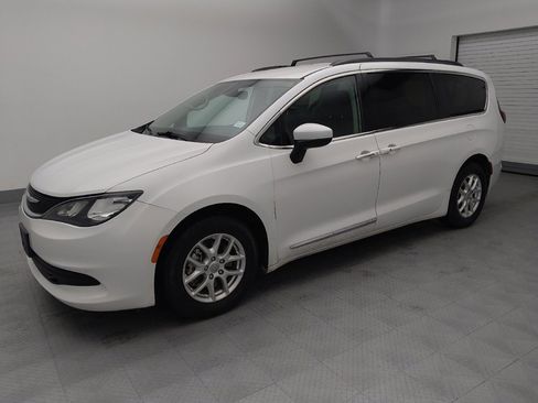 Used 2020 Chrysler Voyager Lxi image 2