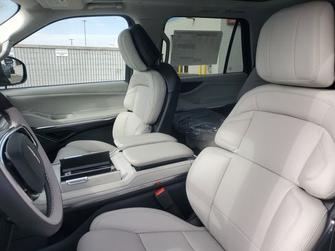 New 2026 Lincoln Navigator Reserve image 10