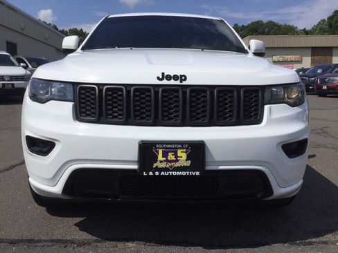Used 2019 Jeep Grand Cherokee Altitude AWD/4WD image 4