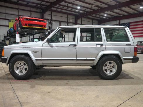 Used 1989 Jeep Cherokee Pioneer image 4
