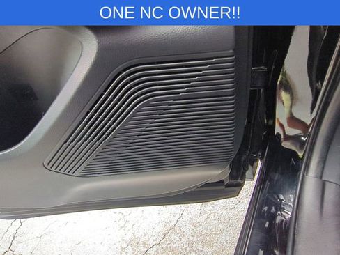 Used 2022 Toyota Venza LE image 33