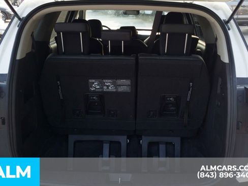 Used 2025 Kia Carnival FWD image 8
