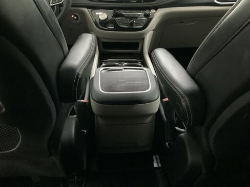 Used 2023 Chrysler Pacifica Limited image 26