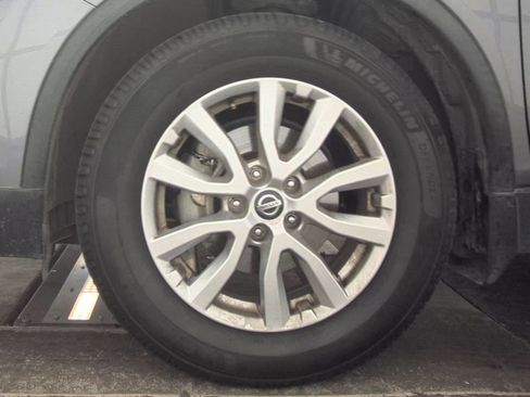 Used 2018 Nissan Rogue SV w/ Sun & Sound Touring Package image 8