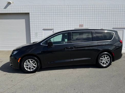Used 2023 Chrysler Voyager LX image 3