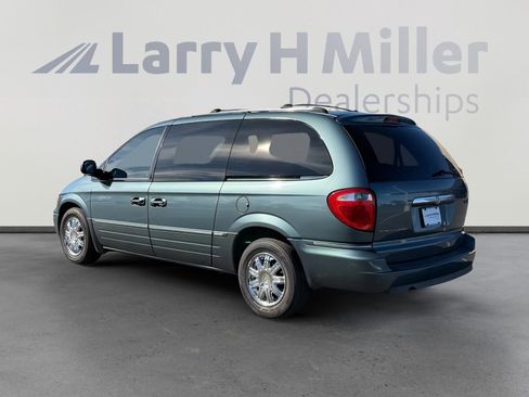 Used 2006 Chrysler Town & Country Limited image 3