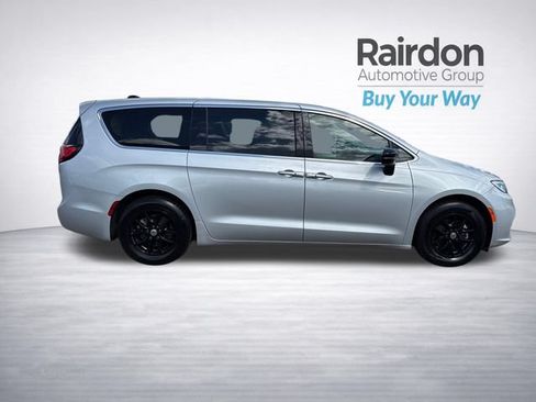 Used 2024 Chrysler Pacifica Touring-L FWD image 8