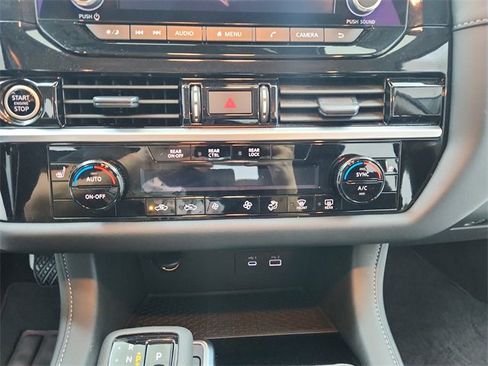 Used 2024 Nissan Pathfinder SV image 27