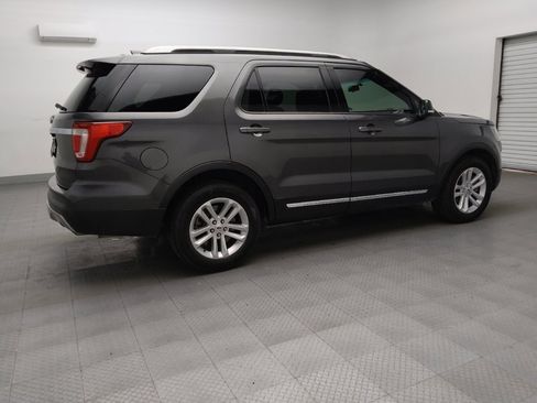 Used 2017 Ford Explorer XLT image 10