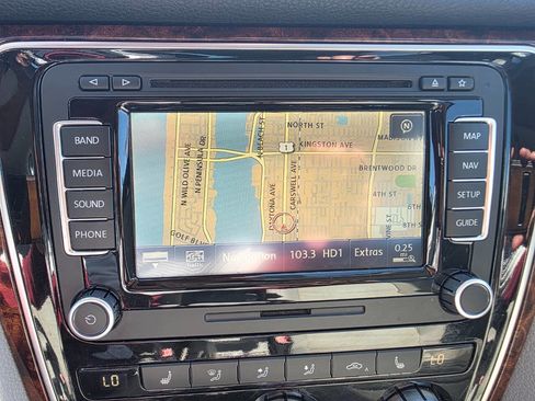 Used 2012 Volkswagen Passat 3.6 SEL Premium image 16