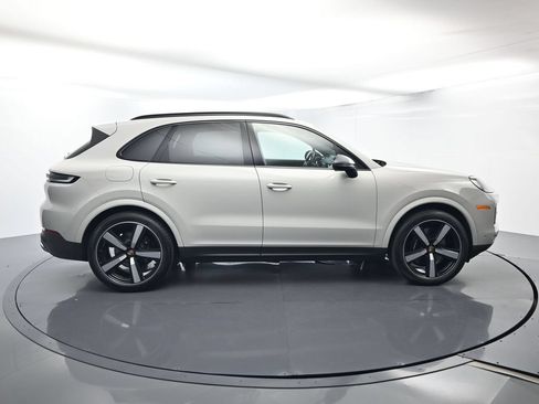 Certified 2025 Porsche Cayenne AWD/4WD image 16