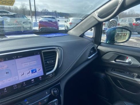 Used 2022 Chrysler Pacifica Touring-L w/ S Appearance Package image 21