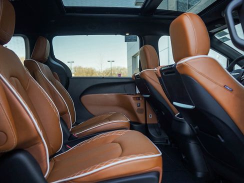 New 2026 Chrysler Pacifica Pinnacle AWD/4WD image 13