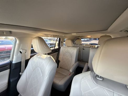 Used 2021 Toyota Highlander Platinum image 10