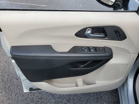 Used 2024 Chrysler Pacifica Touring-L FWD image 12