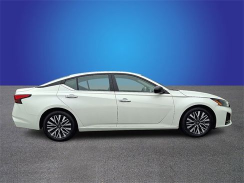 Used 2024 Nissan Altima 2.5 SV image 4