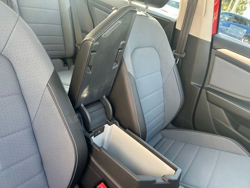 Used 2025 Volkswagen Jetta SE w/ Sunroof Package image 36