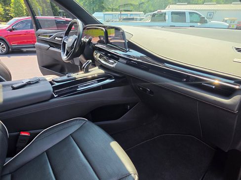 Used 2024 Cadillac Escalade ESV Sport w/ LPO, ONYX Package AWD/4WD image 13