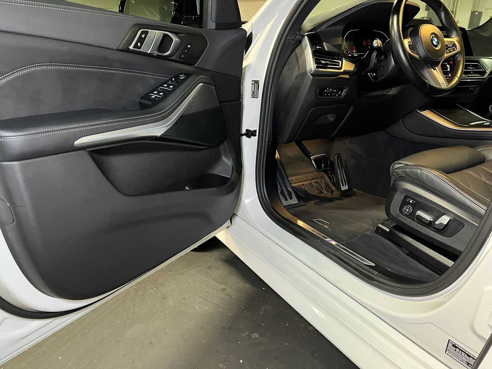 Used 2023 BMW X5 xDrive40i w/ M Sport Package AWD/4WD image 23