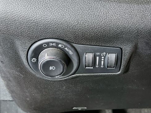Used 2022 Jeep Compass Latitude w/ Sun and Sound Group AWD/4WD image 10