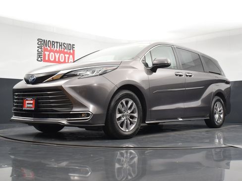 Used 2022 Toyota Sienna XLE image 35