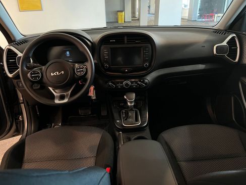 Used 2025 Kia Soul LX w/ LX Technology Package FWD image 32